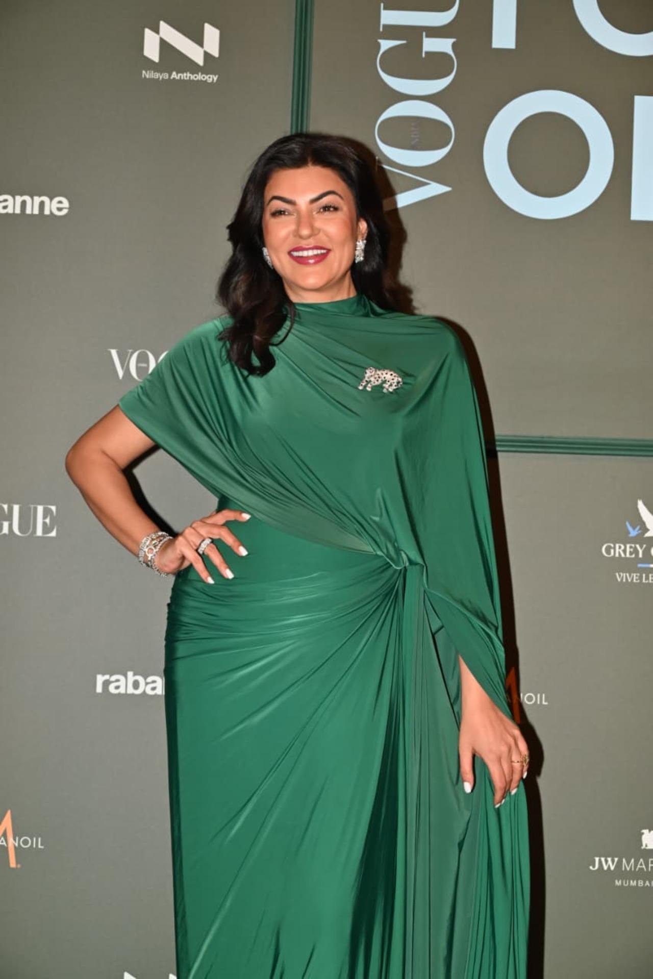 Sushmita Sen looked ravishing in an emerald green ensemble. Keeping the look minimal, the actress went for dangling earrings. 